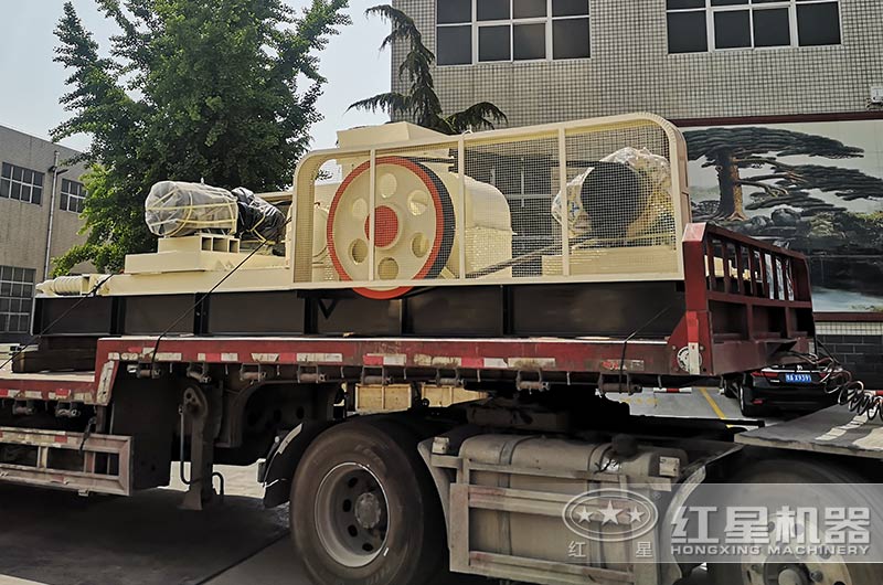 紅星泥土對輥式破碎機發(fā)貨現場(chǎng)