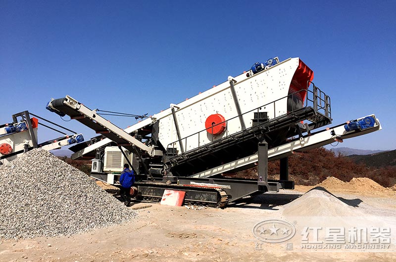 物料移動(dòng)篩分作業(yè)現場(chǎng)