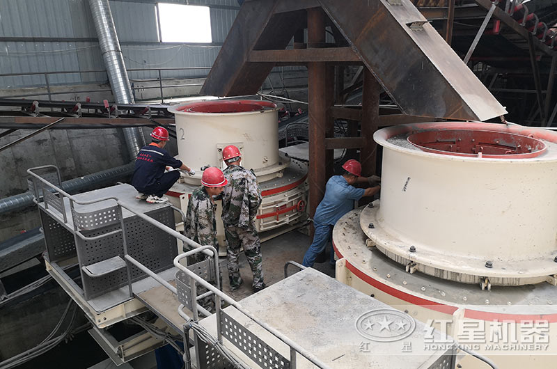 紅星技術(shù)師在用戶(hù)現場(chǎng)安裝調試磨沙設備中