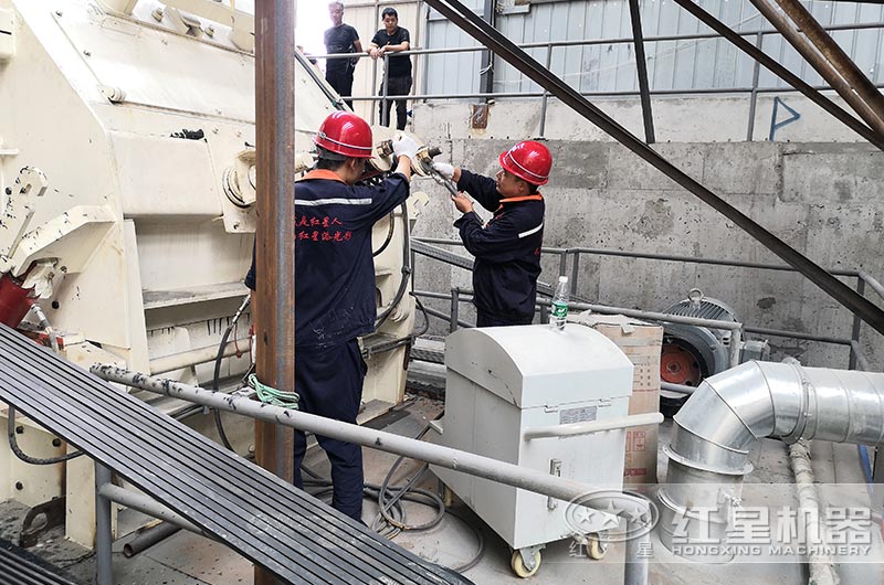 紅星技術(shù)人員到場(chǎng)檢修設備