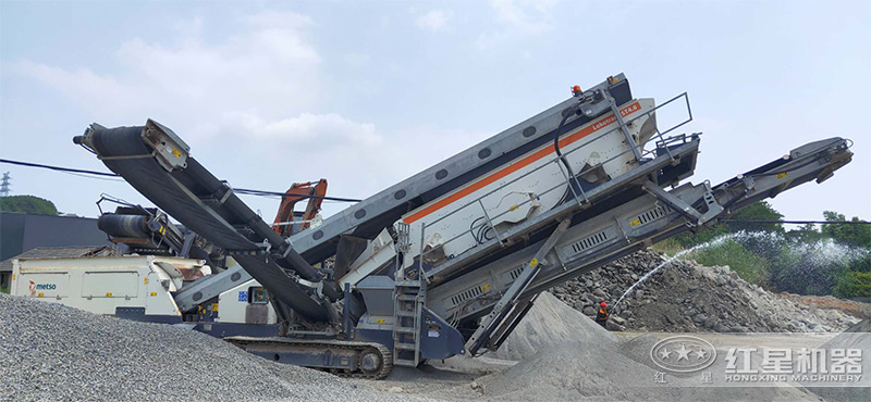 履帶移動(dòng)破加工白云石同出石子、沙子現場(chǎng)