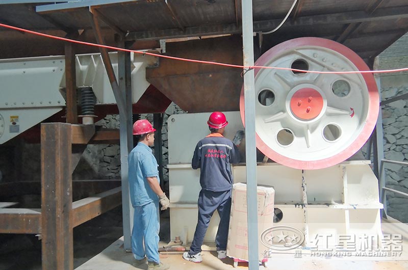 顎式破碎機安裝客戶(hù)現場(chǎng)
