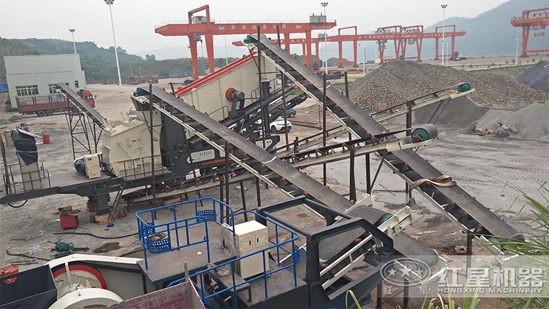 輪胎移動(dòng)反擊制砂機加工現場(chǎng)