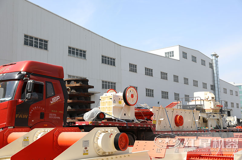 整套環(huán)保型石料生產(chǎn)線(xiàn)設備裝車(chē)發(fā)貨現場(chǎng)