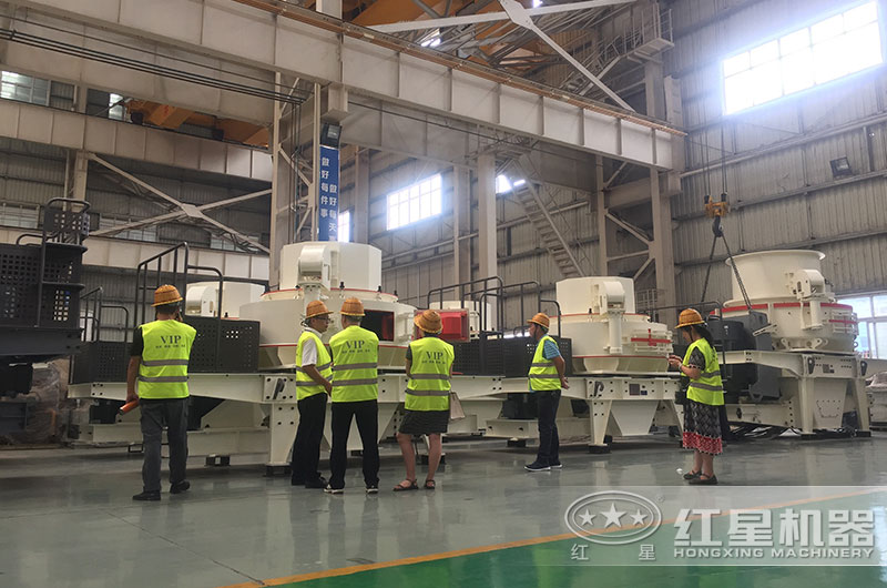 客戶(hù)來(lái)廠(chǎng)參觀(guān)制沙機設備