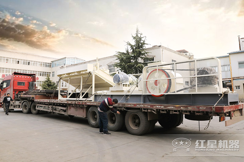 紅星為鞏義用戶(hù)配置的全套對輥式破碎設備——發(fā)貨現場(chǎng)