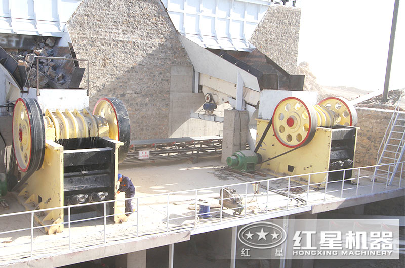 兩臺PE系列69顎破機聯(lián)合作業(yè)現場(chǎng)