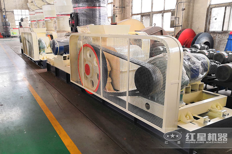 1200輥式破碎機生產(chǎn)車(chē)間實(shí)拍