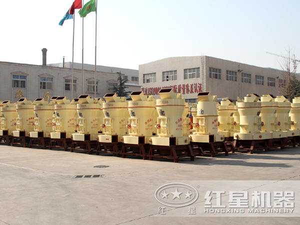 石頭雷蒙磨粉機廠(chǎng)家廠(chǎng)區一角