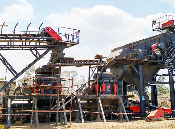 青海河卵石破碎生產(chǎn)線(xiàn)現場(chǎng)